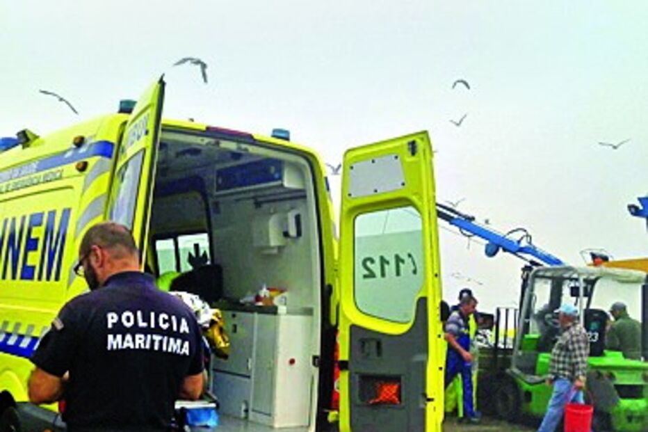 INEM e Polícia Marítima no local  