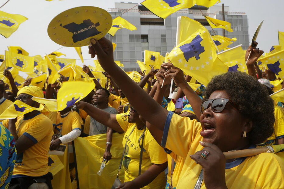 Apoiantes do partido angolano CASA/CE em campanha
