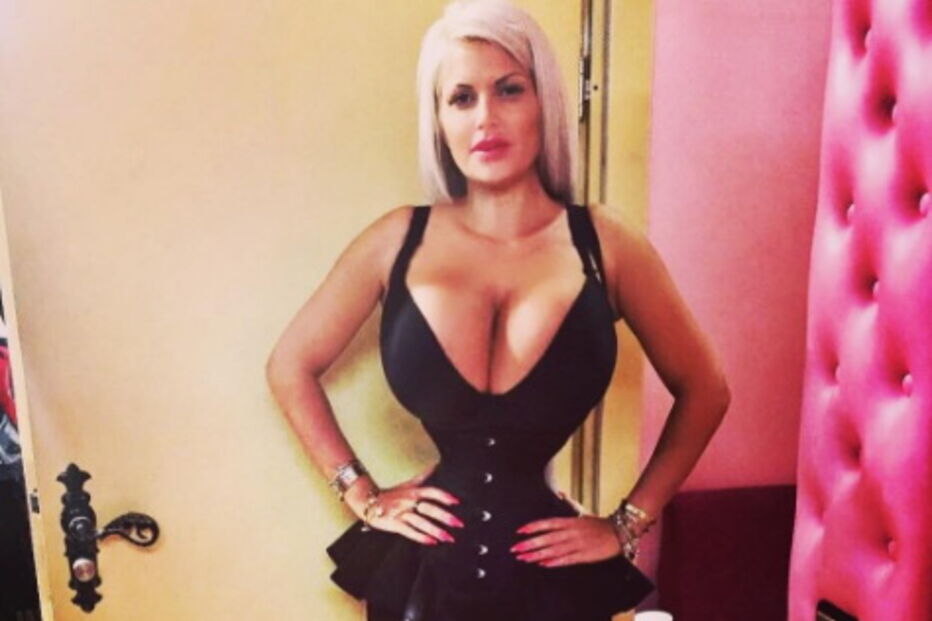 Modelo tira costelas para ficar com cintura fina