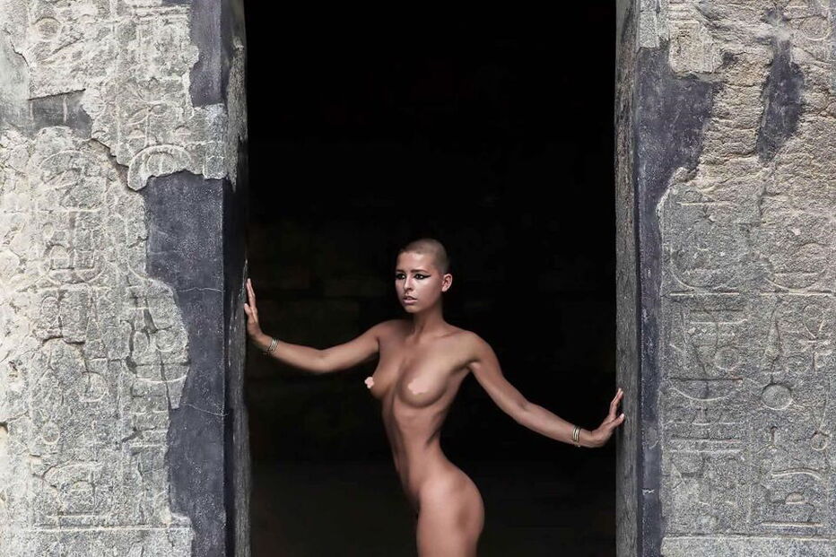 Modelo detida por posar nua em templo no Egito