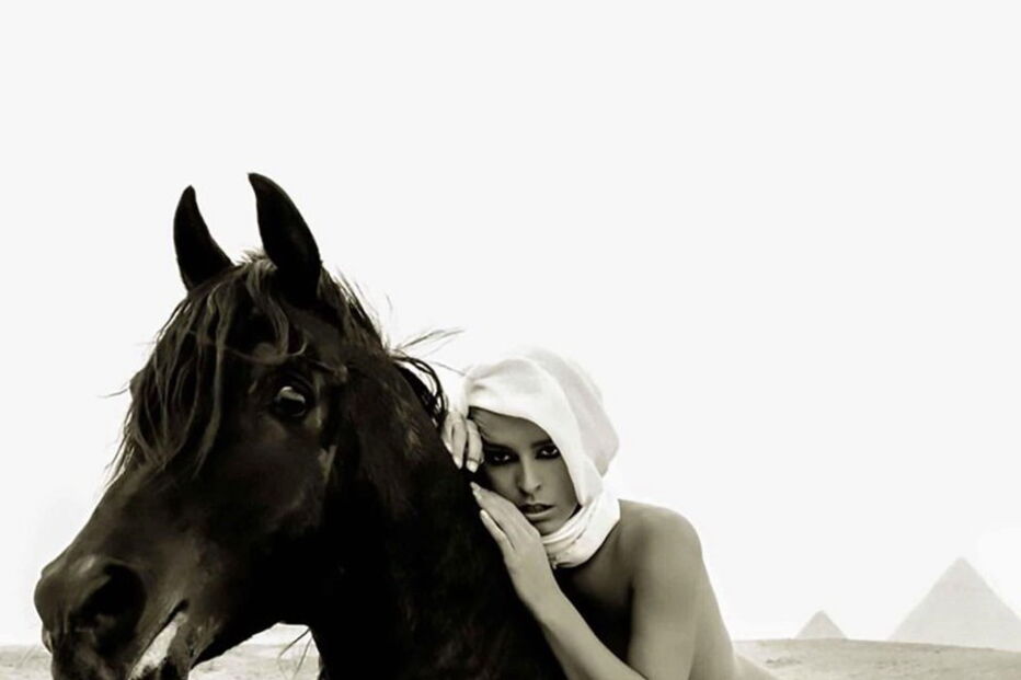 Modelo detida por posar nua em templo no Egito