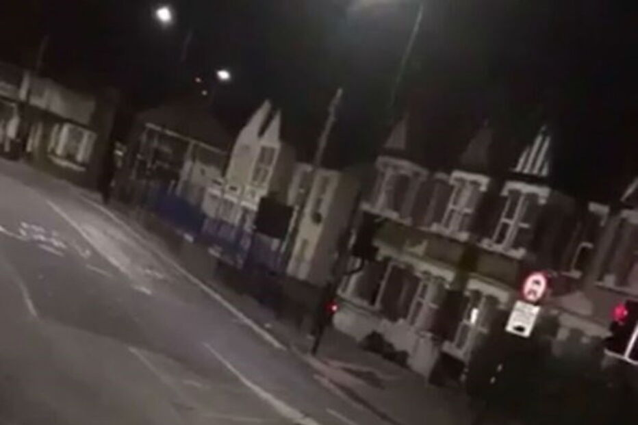 Casal é filmado a praticar atos sexuais deitados na estrada