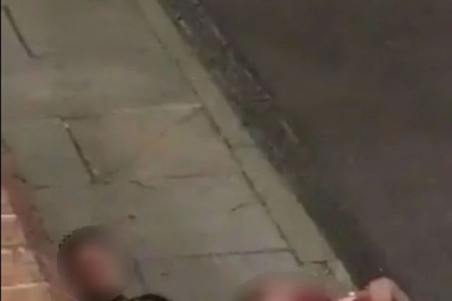 Casal é filmado a praticar atos sexuais deitados na estrada