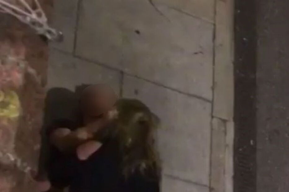 Casal é filmado a praticar atos sexuais deitados na estrada