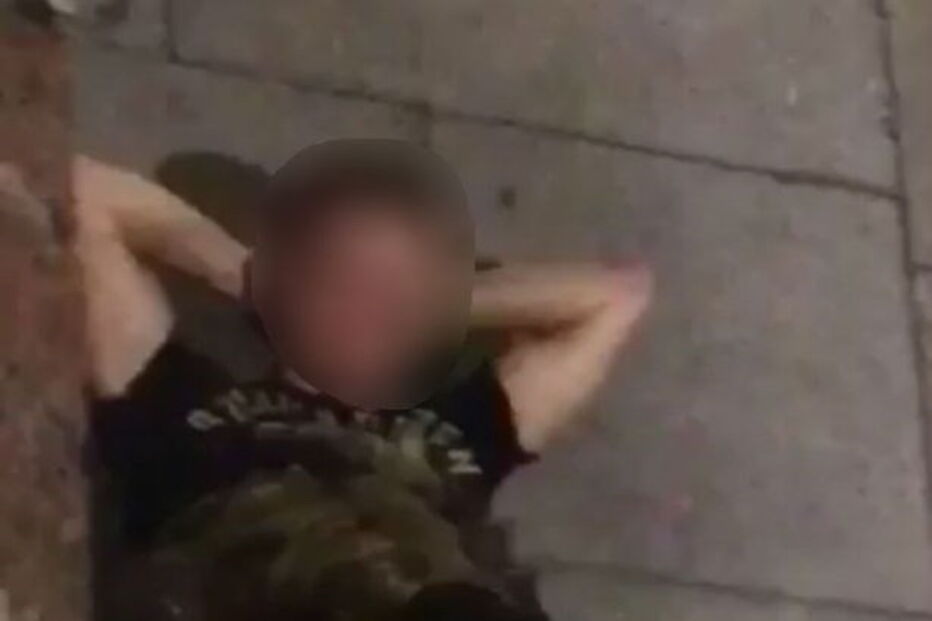 Casal é filmado a praticar atos sexuais deitados na estrada