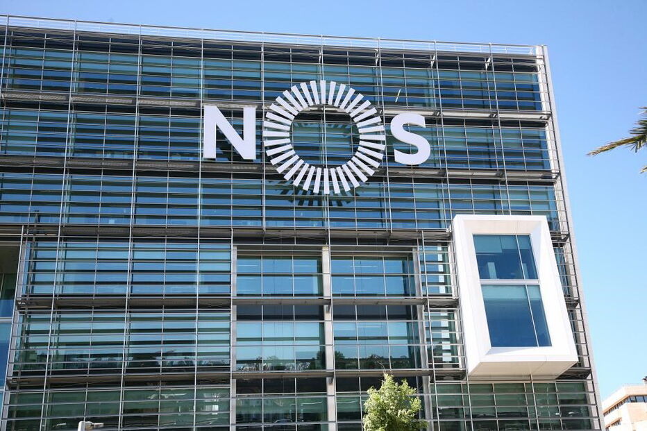 Fachada do edifício da empresa de telecomunicações NOS
