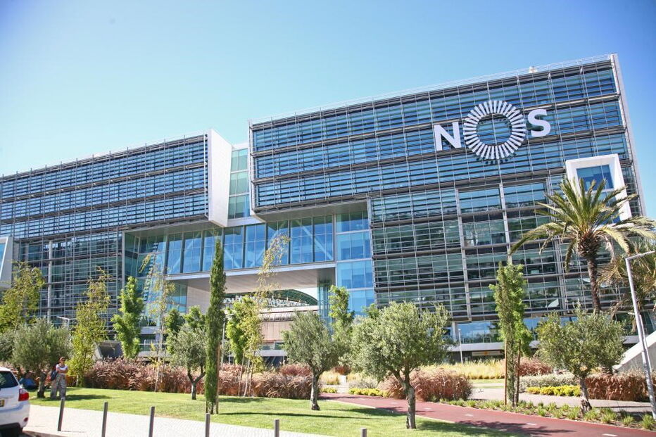 Fachada do edifício da empresa de telecomunicações NOS