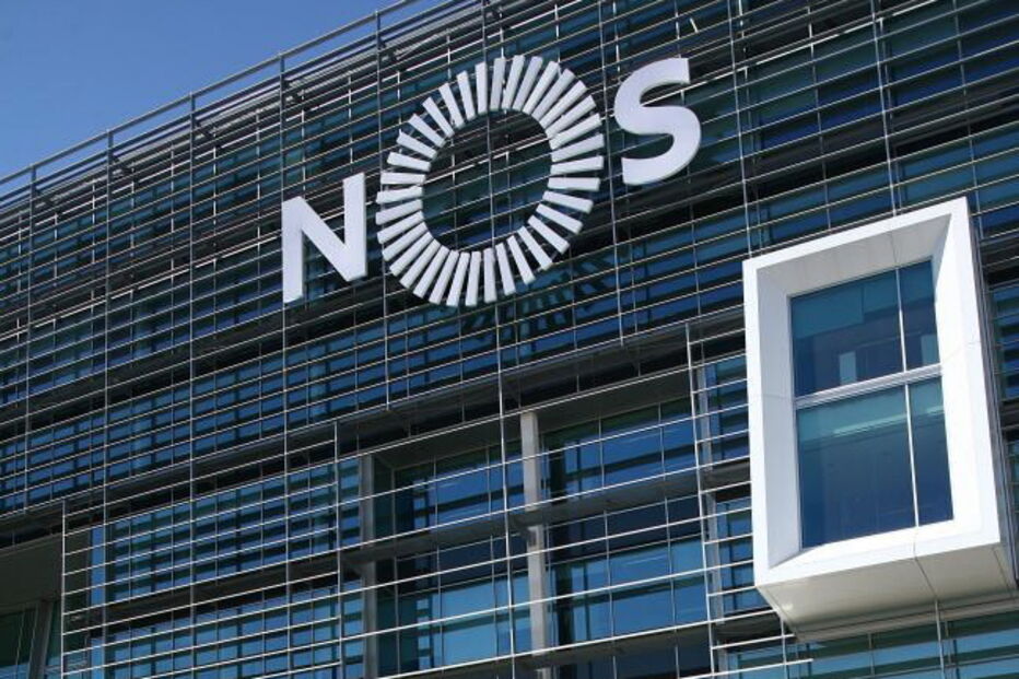 Fachada do edifício da empresa de telecomunicações NOS