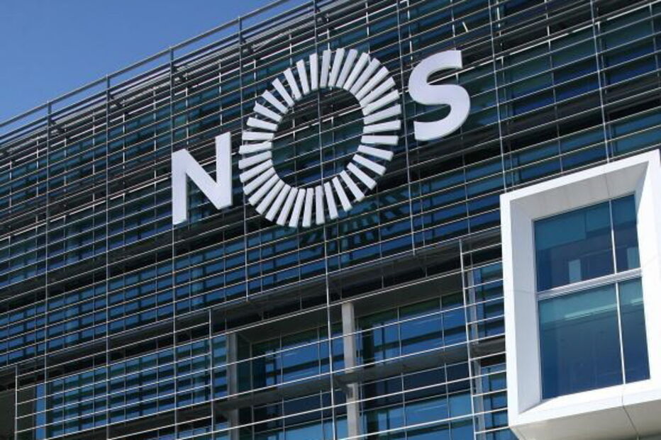 Fachada do edifício da empresa de telecomunicações NOS