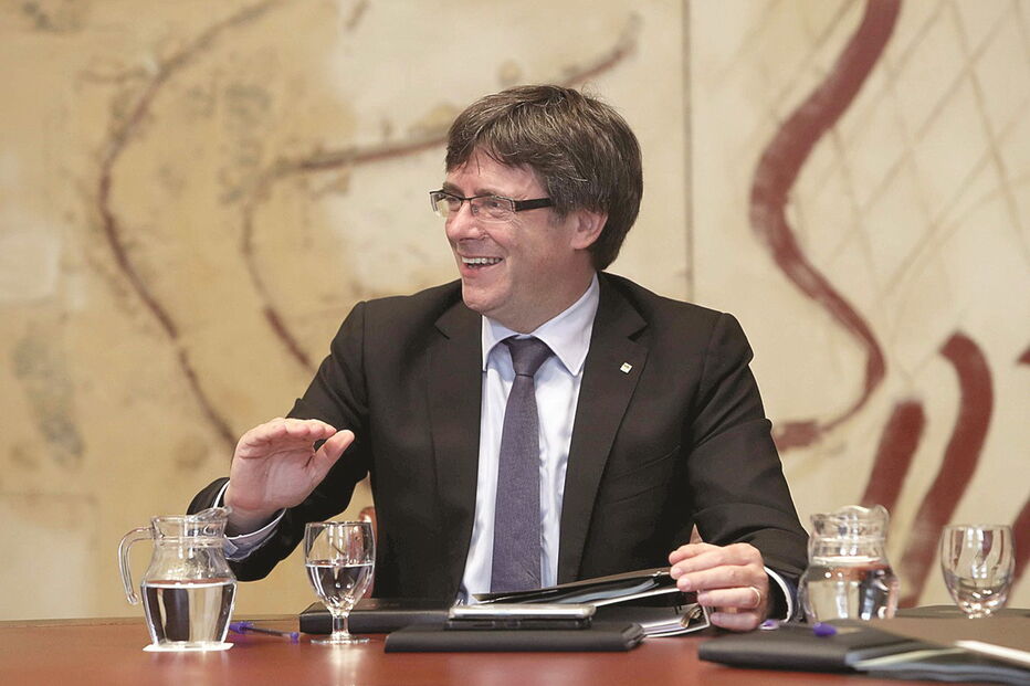 Correios, presidente da Câmara de Barcelona, Carles Puigdemont, Ada Colau, Barcelona, Twitter, Facebook, Catalunha, política, referendo, espanha