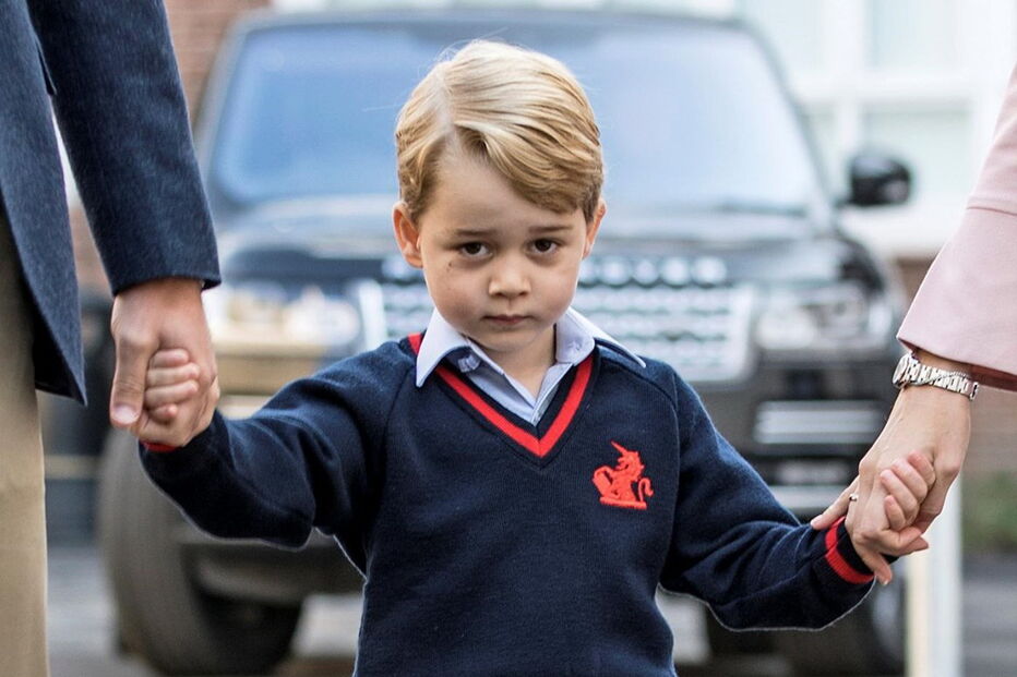 William e George coma diretora do colégio Thomas, em Londres