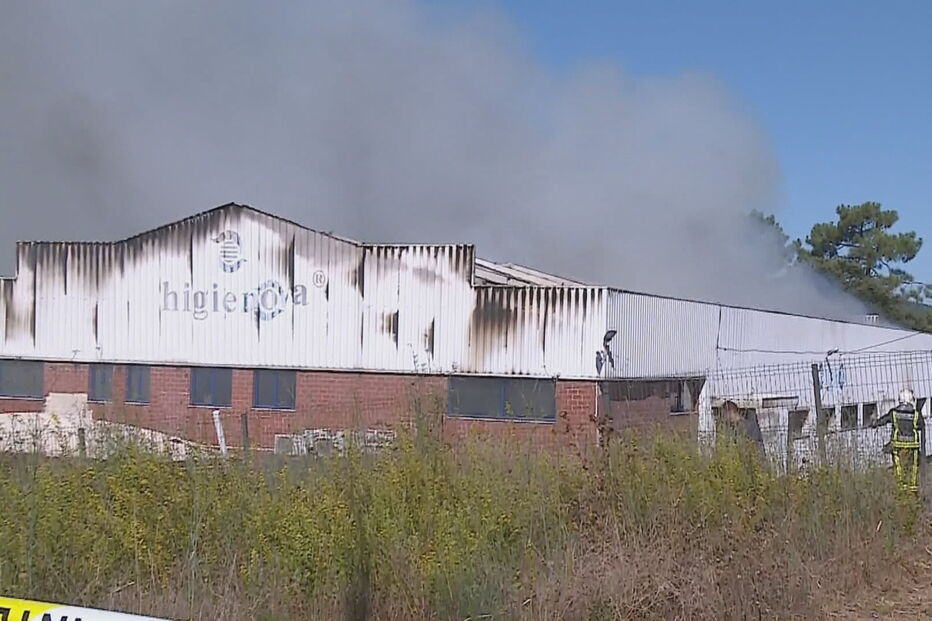 Incêndio consome fábrica de produtos de higiene em Valongo