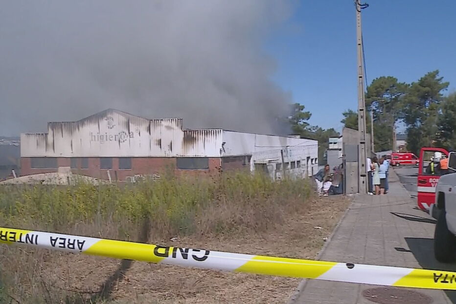 Incêndio consome fábrica de produtos de higiene em Valongo