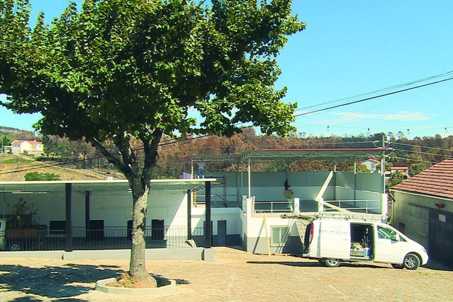 Palco do arraial a ser montado  