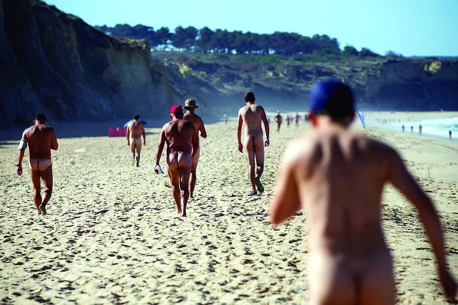 Participantes despiram-se de preconceitos e percorreram os cerca de cinco quilómetros da prova na praia do Meco