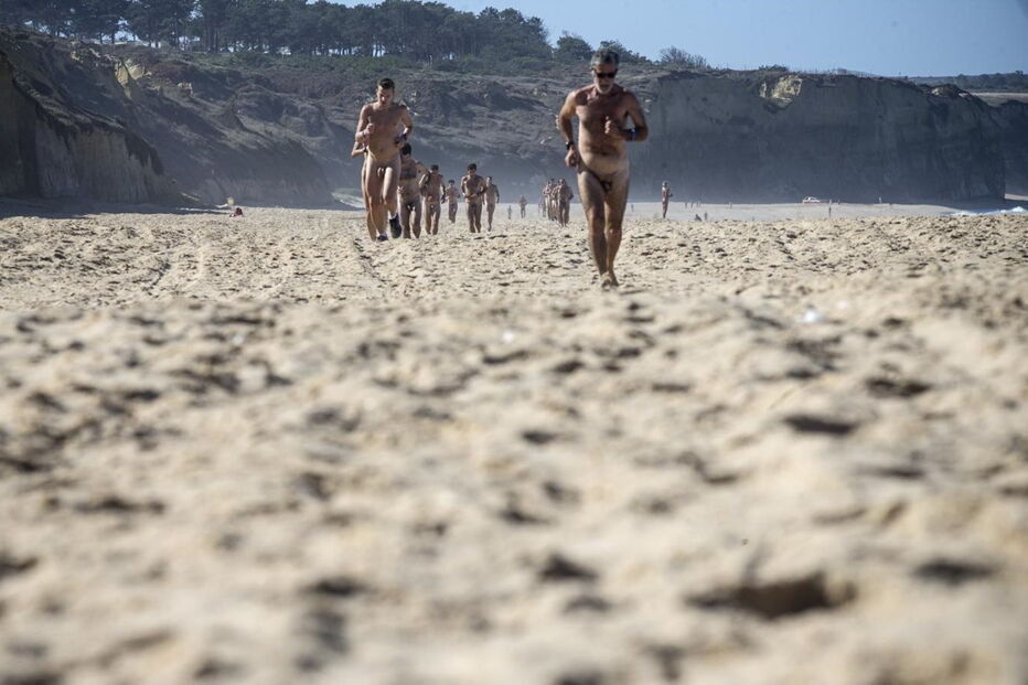 Participantes despiram-se de preconceitos e percorreram os cerca de cinco quilómetros da prova na praia do Meco