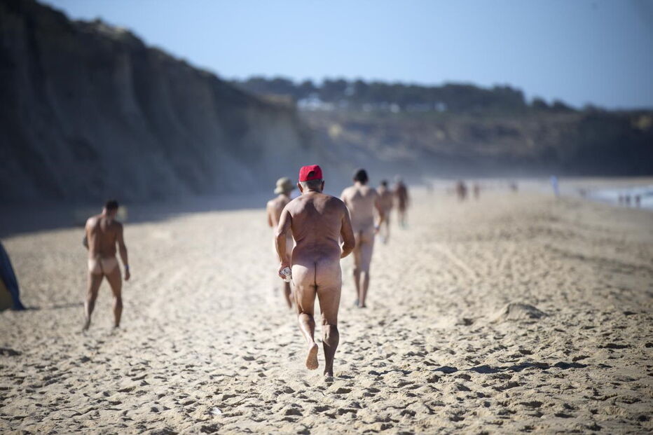 Participantes despiram-se de preconceitos e percorreram os cerca de cinco quilómetros da prova na praia do Meco
