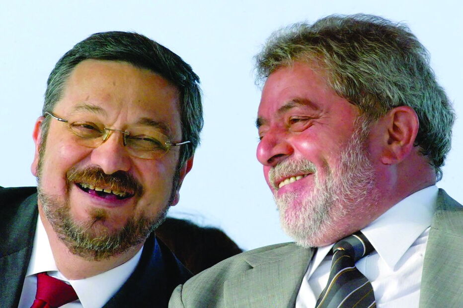 Palocci foi ministro e amigo de Lula, mas agora acusa-o de receber subornos