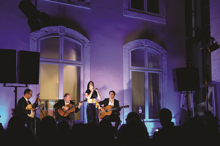 A fadista Tânia Oleiro atuou ontem no palco do Museu do Fado, no Largo do Chafariz, Alfama