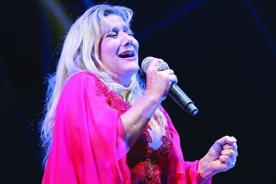 Marina Mota cantou no primeiro dia da festa 