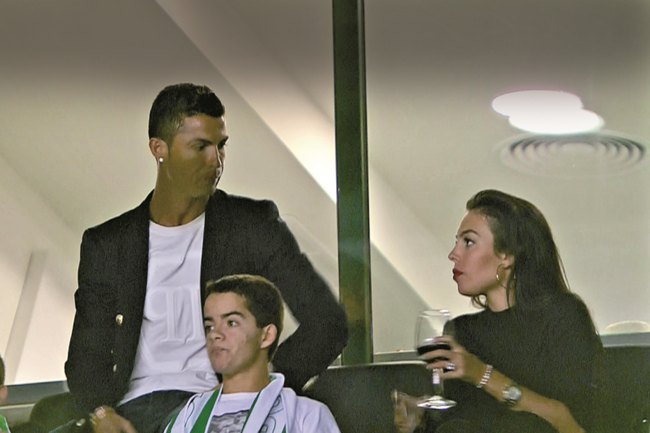 Cristiano Ronaldo namora no estádio de Alvalade