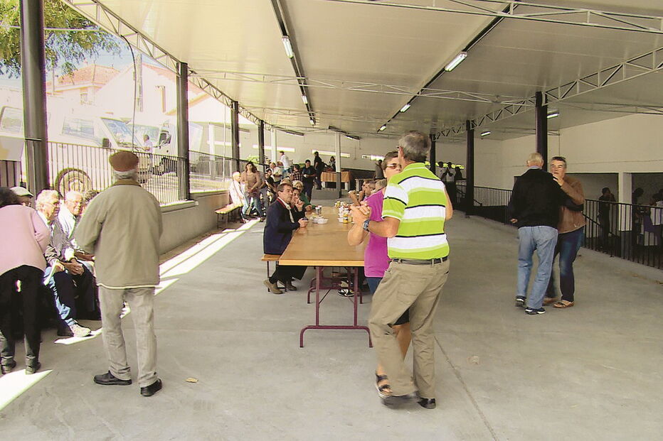 Três meses após a tragédia que matou pelo menos 64 pessoas, os moradores de Vila Facaia tentam andar com a vida 