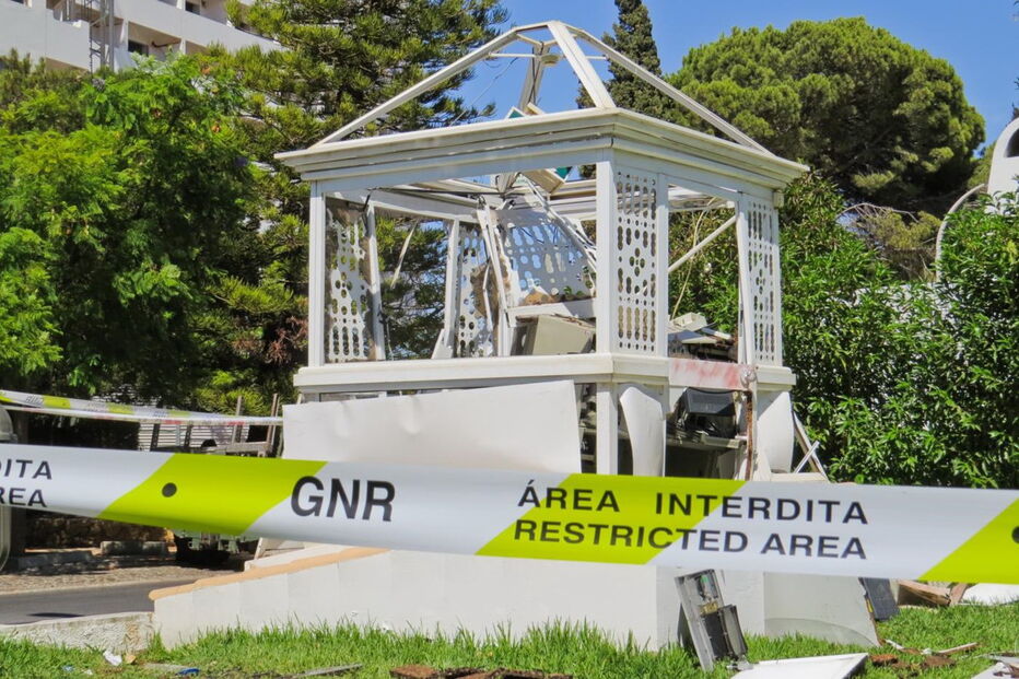 Multibanco estava instalado numa cópia das tradicionais chaminés algarvias que ornamentava o jardim 