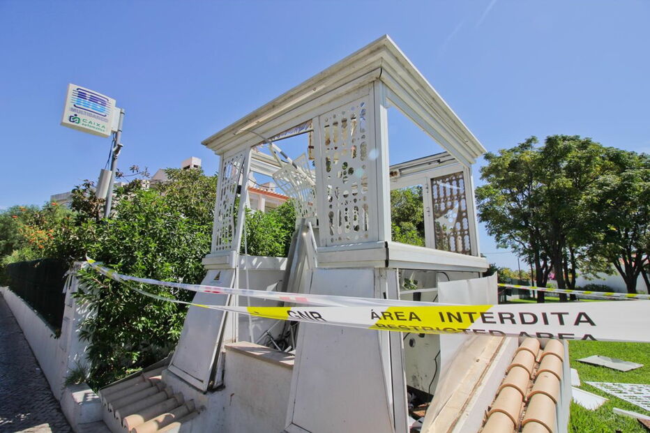 Multibanco estava instalado numa cópia das tradicionais chaminés algarvias que ornamentava o jardim 