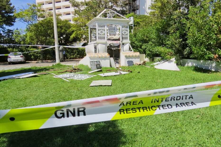 Multibanco estava instalado numa cópia das tradicionais chaminés algarvias que ornamentava o jardim 