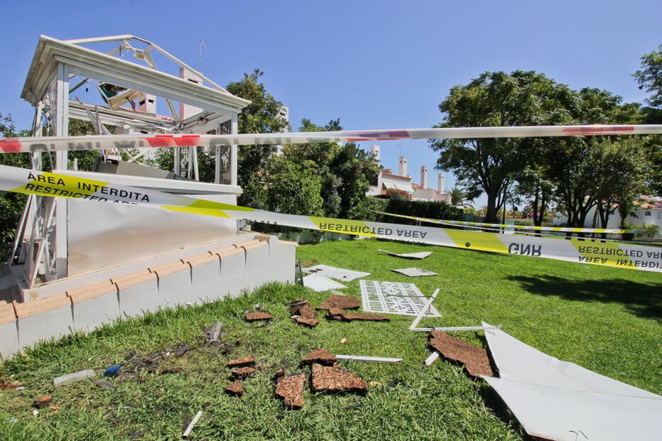 Multibanco estava instalado numa cópia das tradicionais chaminés algarvias que ornamentava o jardim 