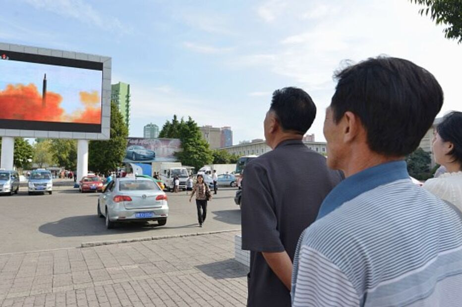 População de Pyongyang assiste a lançamento de míssil