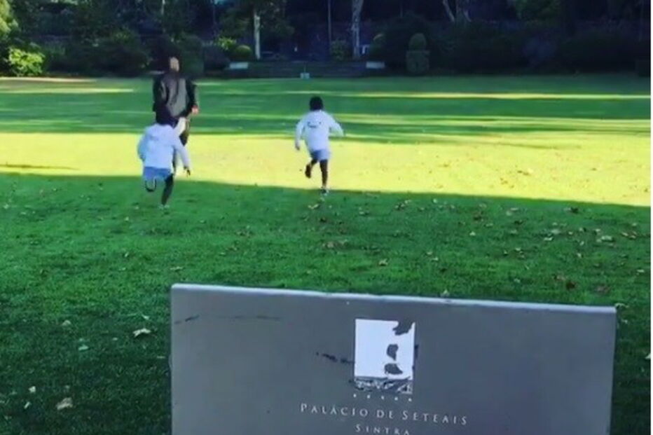 Filhos d eMadonna a brincar em sítio proibido