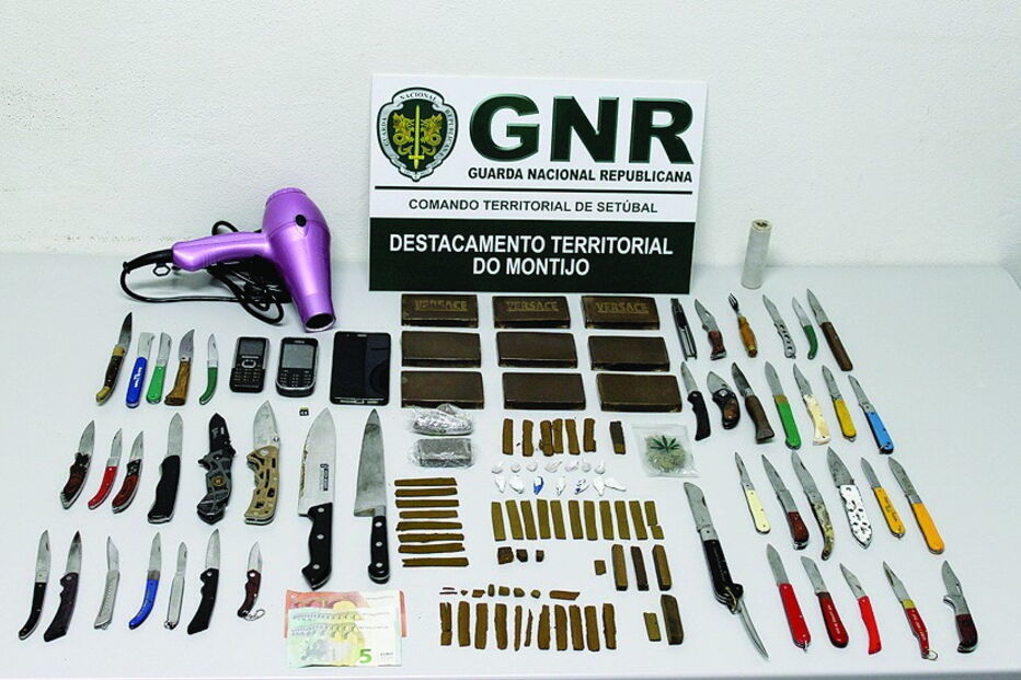 Material apreendido pela GNR   