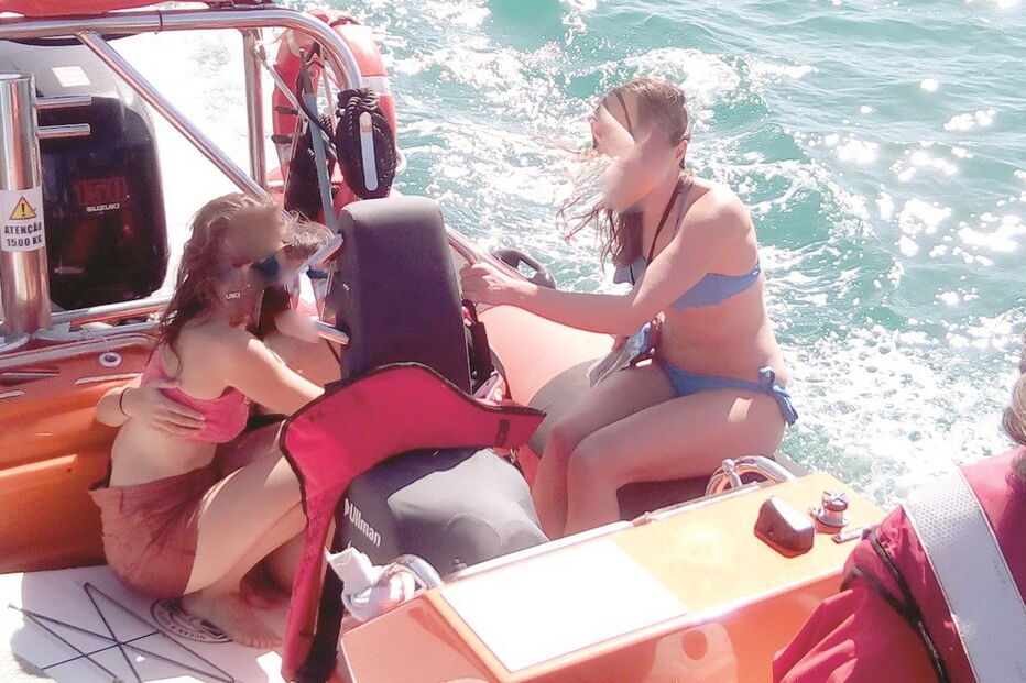 Mulheres foram colocadas na embarcação e transportadas de regresso para a praia do Beliche, em Sagres  