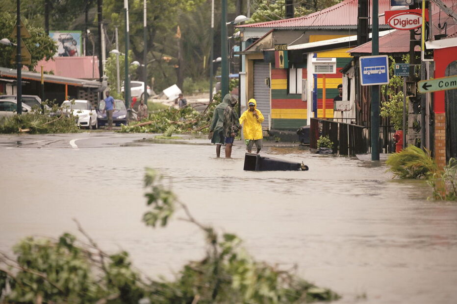 Escassas semanas após a passagem do ‘Irma’, o furacão ‘Maria’ está a devastar as Caraíbas com ventos ciclónicos e chuvas torrenciais 