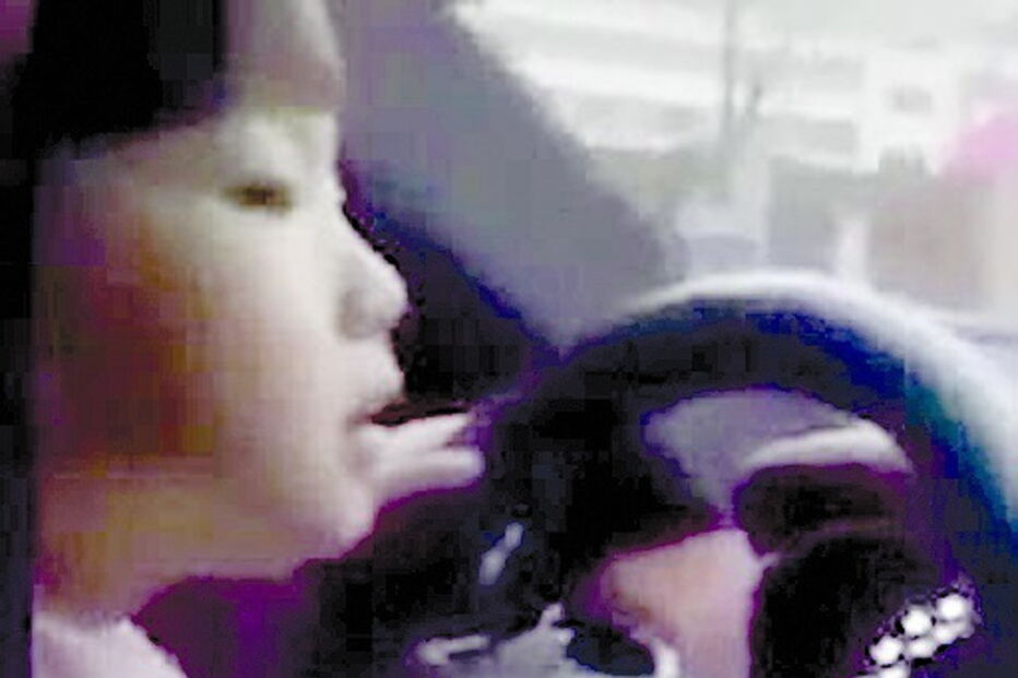 Criança conduz Maserati na China