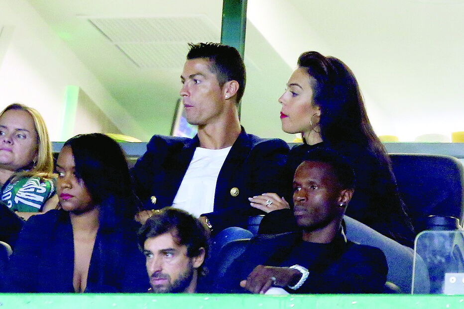Cristiano Ronaldo e Georgina Rodríguez, com o anel de noivado, em Alvalade