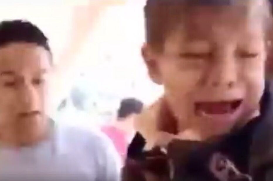 Criança resgatada em escola que ruiu no México