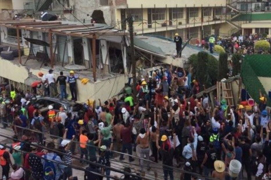 Imagem das operações de resgate em escola que ruiu no México