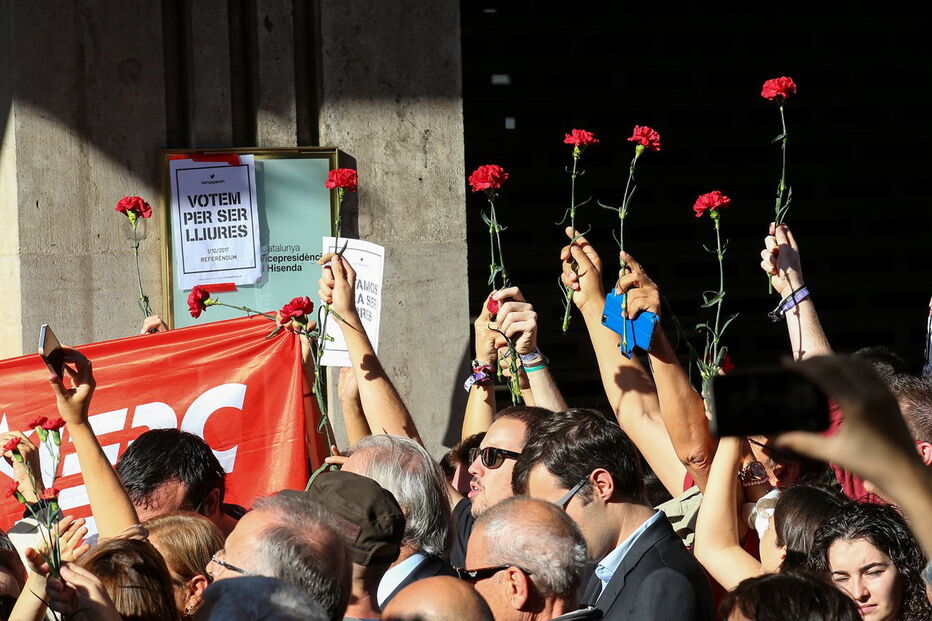 Milhares saíram à rua em Barcelona para protestar contra detenções ligadas ao referendo independentista