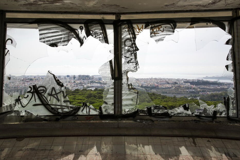 O antigo restaurante panorâmico de Monsanto, antes da intervenção que transformou em Miradouro