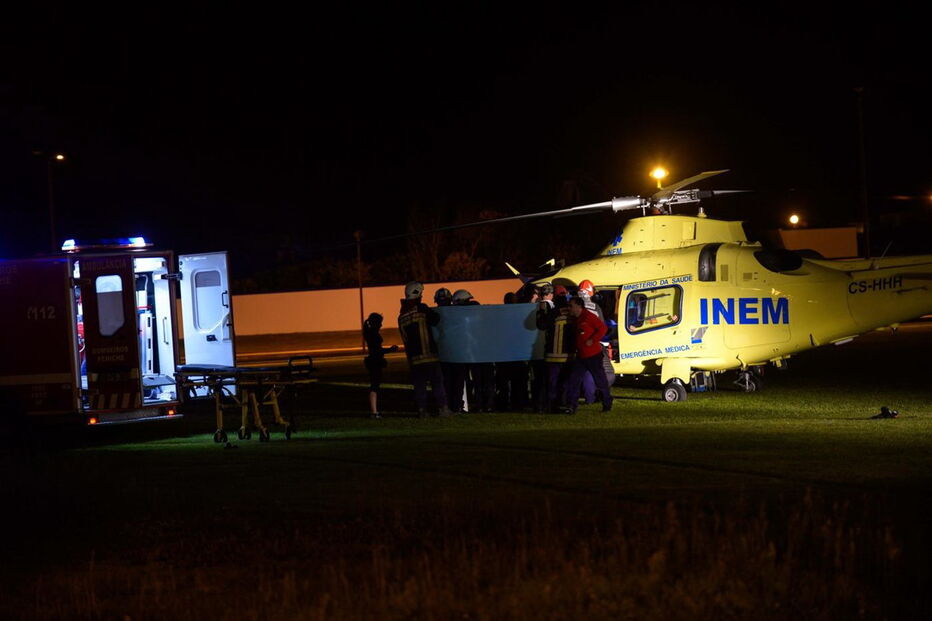 Momento em que a mulher é retirada para o helicóptero do INEM, em Peniche