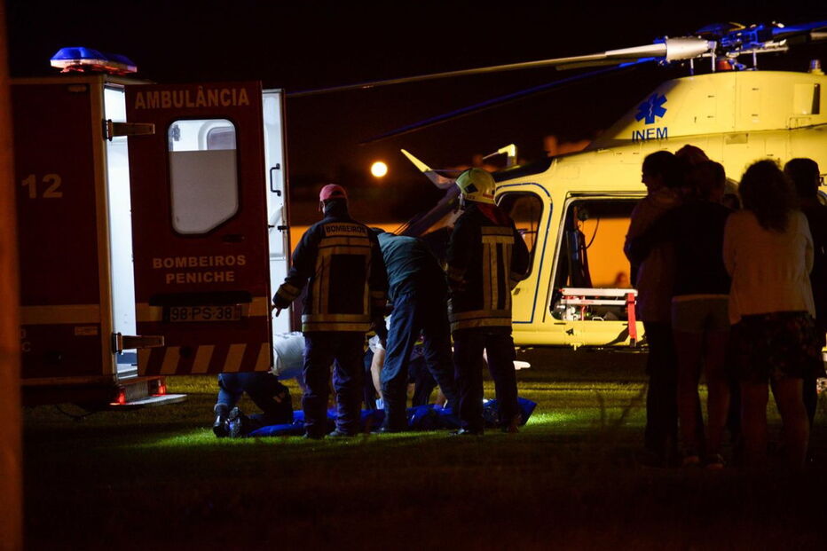 Momento em que a mulher é retirada para o helicóptero do INEM, em Peniche