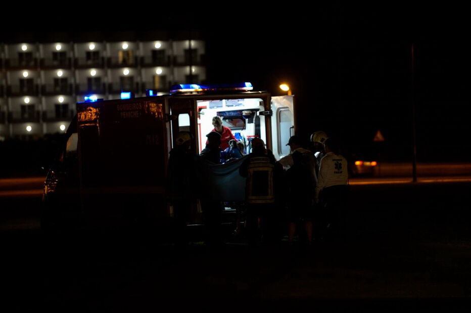 Momento em que a mulher é retirada para o helicóptero do INEM, em Peniche