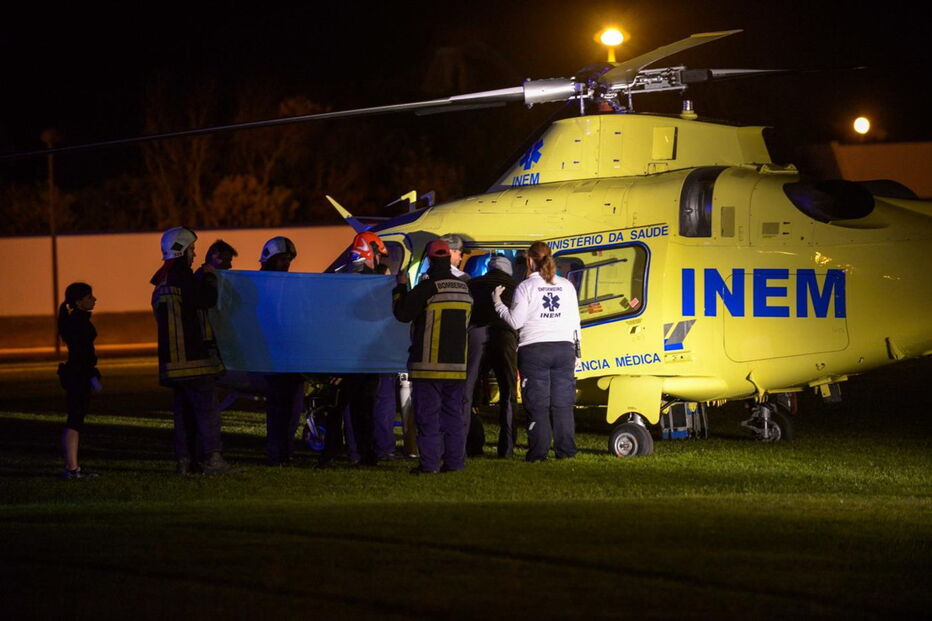 Momento em que a mulher é retirada para o helicóptero do INEM, em Peniche