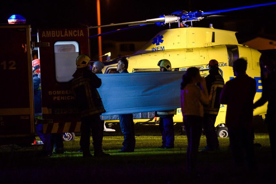 Momento em que a mulher é retirada para o helicóptero do INEM, em Peniche