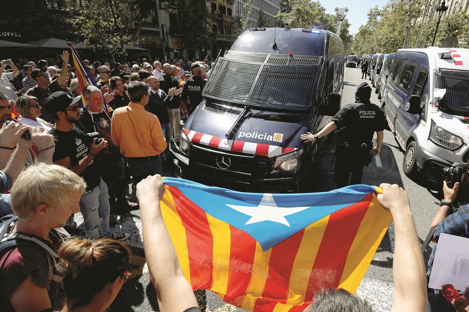 Independentistas cercaram edifícios oficiais para tentar travar ação policial