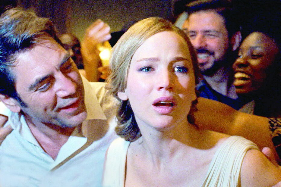 Javier Bardem e Jennifer Lawrence numa das cenas de ‘Mãe!’, que hoje estreia em Portugal 