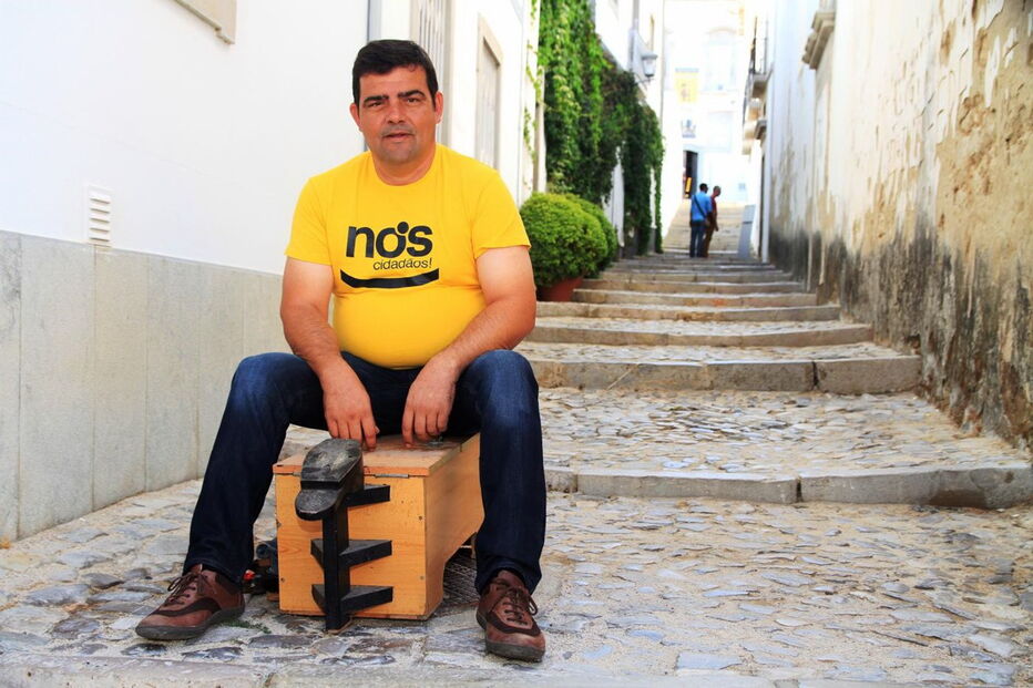 Carlos Nunes é engraxador de profissão há mais de 20 anos e não esconde o que faz nesta campanha para presidente da Câmara de Tavira. Já assumiu como prioridades o combate ao excesso de parquímetros e a habitação social 