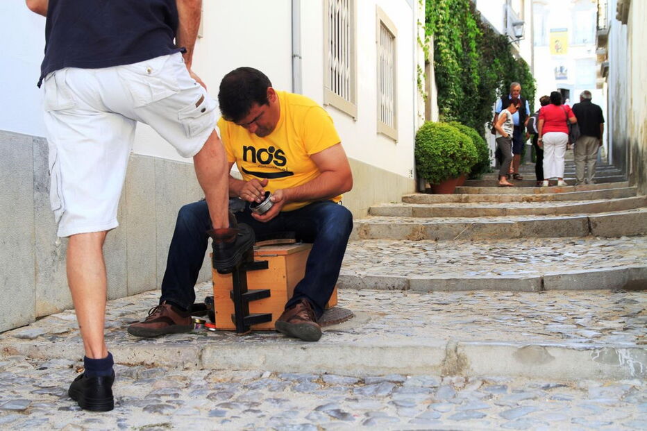 Carlos Nunes é engraxador de profissão há mais de 20 anos e não esconde o que faz nesta campanha para presidente da Câmara de Tavira. Já assumiu como prioridades o combate ao excesso de parquímetros e a habitação social 